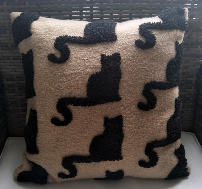 Black cat cushion EGK18101