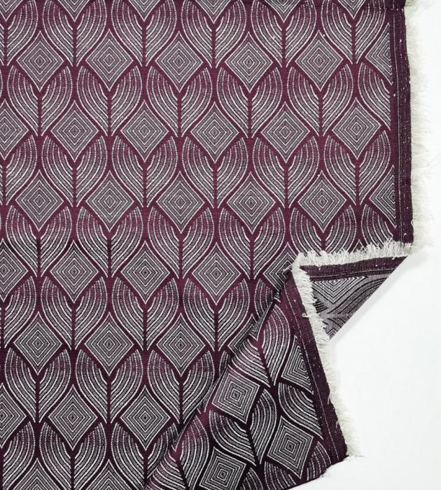 Jacquard with geometric patterns plum